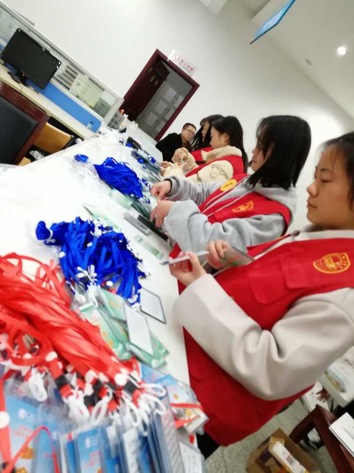 工商管理学院红领巾志愿服务小分队为我校2019届毕业生就业双选会做准备